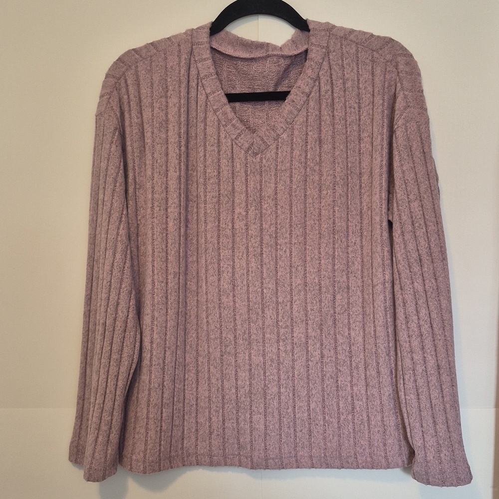 NEW 2 pce Matching Lavender Outfit, V-neck Top & Hi-Rise Pant - Picture 3 of 7